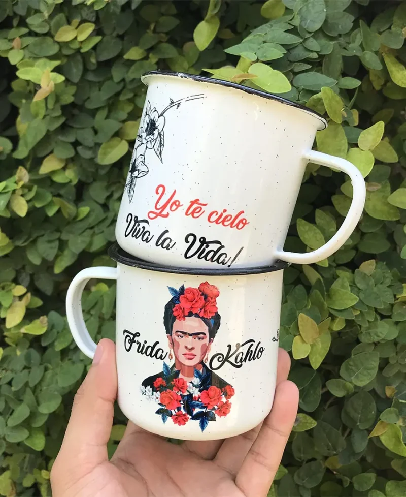 Taza Blanca de Peltre Personalizada Temática Frida Kahlo - Imagen 2